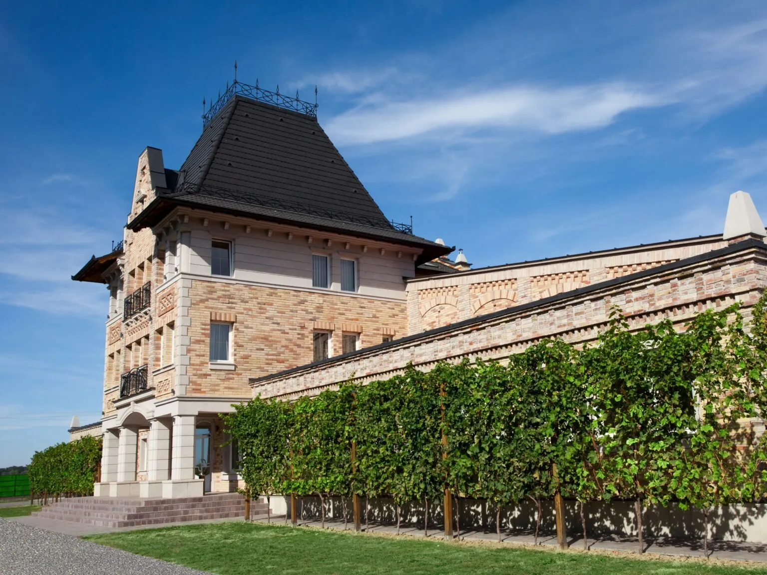 Photo of Chateau Chizay&#x27;s main building, looking just like you imagine a chateau to look.